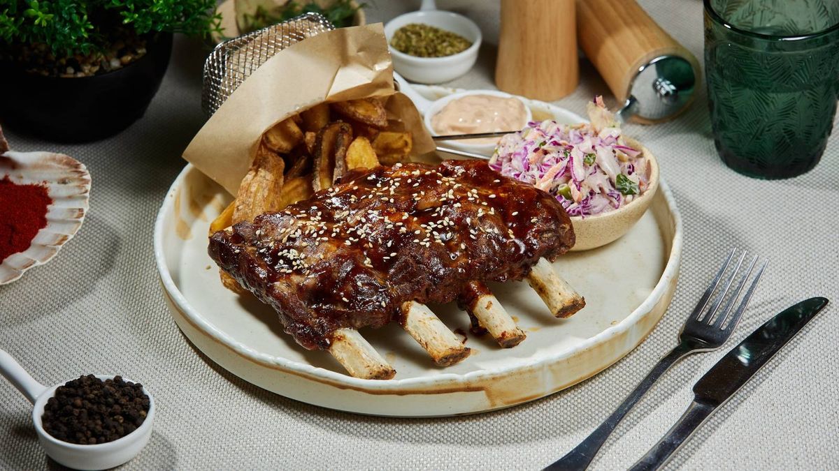 Coaste de porc cu sos Nord Bistro, cartofi crispers